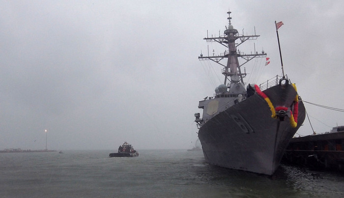 Khu trục hạm tên lửa USS Ramage (DDG 61) tại cảng Norfolk ngày 27/1/2012 Khu trục hạm tên lửa USS Ramage (DDG 61) tại cảng Norfolk ngày 27/1/2012
