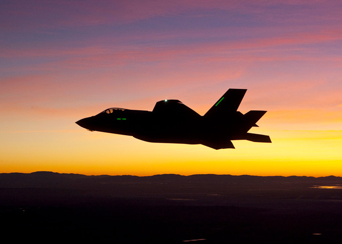 F-35 Lightning II bay trên bầu trời căn cứ không quân Edwards ở bang California ngày 18/1/2012 F-35 Lightning II bay trên bầu trời căn cứ không quân Edwards ở bang California ngày 18/1/2012