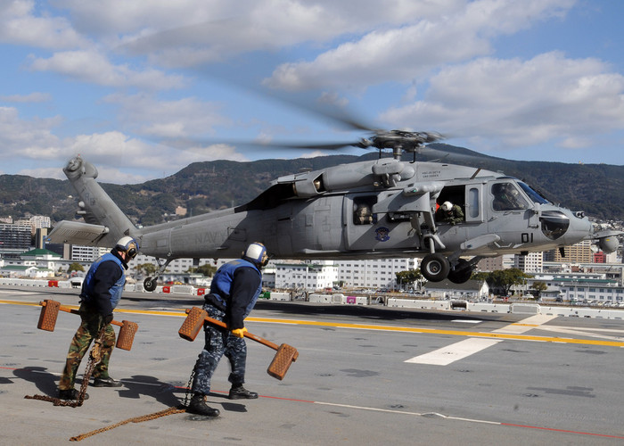 Trên boong chiến hạm đổ bộ USS Essex (LHD 2) của Hải quân Mỹ đang có mặt ở Sasebo, Nhật Bản ngày 26/1/2012 Trên boong chiến hạm đổ bộ USS Essex (LHD 2) của Hải quân Mỹ đang có mặt ở Sasebo, Nhật Bản ngày 26/1/2012