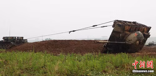 Tiểu đoàn tăng của Quân khu Thẩm Dương TQ tập trận bắn đạn thật