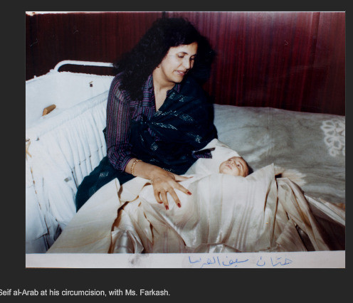 Một số khác chụp cảnh ngài đại tá một thời quyền uy đang bế cháu. Một số khác chụp cảnh ngài đại tá một thời quyền uy đang bế cháu.