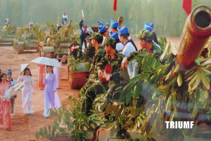 Binh chủng Tăng - Thiết giáp là một binh chủng của Quân đội Nhân dân Việt Nam, chịu trách nhiệm tác chiến đột kích trên bộ và đổ bộ (hải quân), được trang bị các loại xe tăng, xe thiết giáp, với hỏa lực mạnh, sức cơ động cao. Binh chủng Tăng - Thiết giáp là một binh chủng của Quân đội Nhân dân Việt Nam, chịu trách nhiệm tác chiến đột kích trên bộ và đổ bộ (hải quân), được trang bị các loại xe tăng, xe thiết giáp, với hỏa lực mạnh, sức cơ động cao.