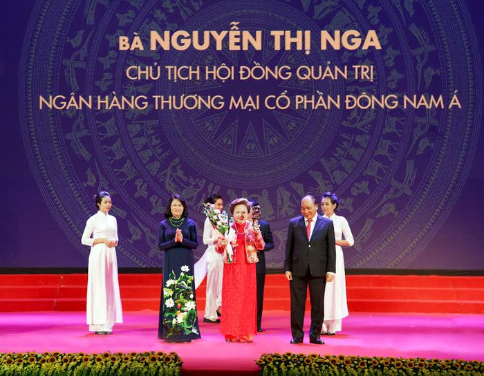 Bà Nguyễn Thị Nga nhận danh hiệu “Doanh nhân Việt Nam tiêu biểu 2016 - Cúp Thánh Gióng” do Thủ tướng Chính phủ Nguyễn Xuân Phúc trao tặng. Bà Nguyễn Thị Nga nhận danh hiệu “Doanh nhân Việt Nam tiêu biểu 2016 - Cúp Thánh Gióng” do Thủ tướng Chính phủ Nguyễn Xuân Phúc trao tặng.