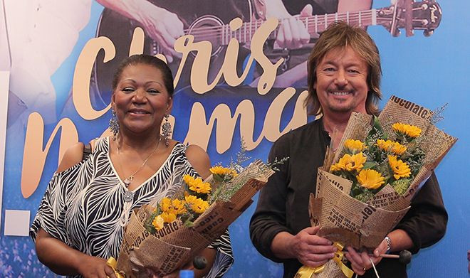 Nữ ca sĩ Liz Mitchell của BoneyM và Chris Norman của Smokie trong buổi họp báo giới thiệu đêm diễn MB Private Conection.