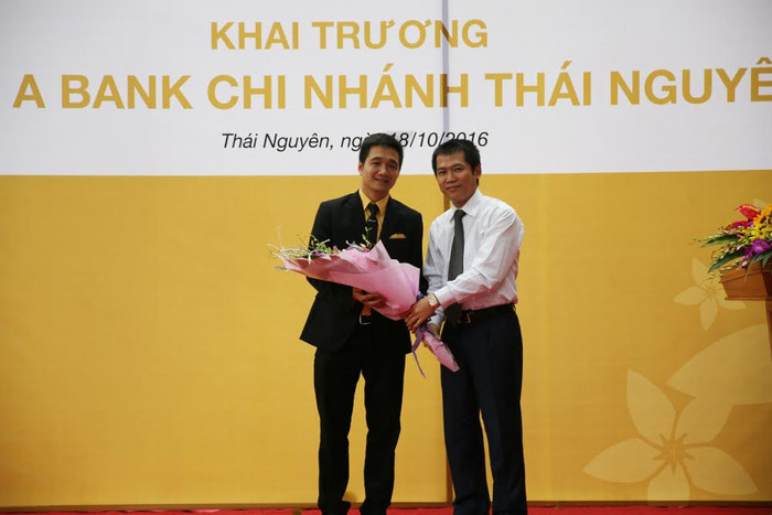 Ông Đặng Trung Dũng - Phó Tổng Giám đốc thường trực BAC A BANK tặng hoa cho ông Phan Lê Cường - Giám đốc Chi nhánh Ngân hàng Bắc Á Thái Nguyên. Ông Đặng Trung Dũng - Phó Tổng Giám đốc thường trực BAC A BANK tặng hoa cho ông Phan Lê Cường - Giám đốc Chi nhánh Ngân hàng Bắc Á Thái Nguyên.
