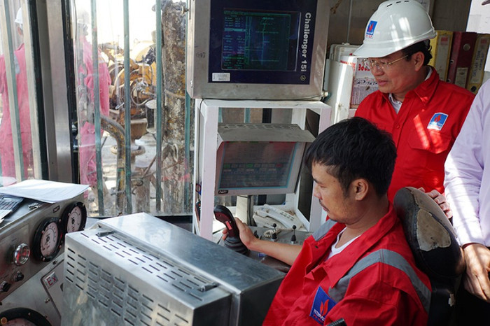 Quyền chủ tịch HĐTV, Tổng giám đốc PVN Nguyễn Quốc Khánh trong phòng điểu khiển của giàn PVD 11. Quyền chủ tịch HĐTV, Tổng giám đốc PVN Nguyễn Quốc Khánh trong phòng điểu khiển của giàn PVD 11.