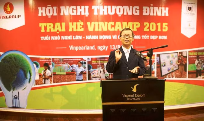 Hội nghị thượng đỉnh tại VinCamp được tổ chức theo mô hình Hội nghị của Liên hợp quốc, bàn về vấn đề “Ảnh hưởng của thế giới ảo đến cuộc sống thực của thanh thiếu niên”. Hội nghị thượng đỉnh tại VinCamp được tổ chức theo mô hình Hội nghị của Liên hợp quốc, bàn về vấn đề “Ảnh hưởng của thế giới ảo đến cuộc sống thực của thanh thiếu niên”.