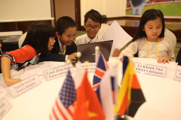 Trẻ em hoàn toàn có khả năng trở thành một nhân tố tích cực góp phần thay đổi cuộc sống nếu được tin tưởng trao cơ hội. Hội nghị thượng đỉnh này là cơ hội tuyệt vời để trẻ thể hiện được khả năng lãnh đạo và tư duy vượt trội cũng như vai trò và trách nhiệm của mỗi cá nhân với cộng đồng theo tinh thần “Tuổi nhỏ nghĩ lớn”. Tinh thần nhiệt huyết của các em thể hiện niềm tin mạnh mẽ về một thế hệ tương lai biết phấn đấu xây dựng tương lai tốt đẹp hơn. Trẻ em hoàn toàn có khả năng trở thành một nhân tố tích cực góp phần thay đổi cuộc sống nếu được tin tưởng trao cơ hội. Hội nghị thượng đỉnh này là cơ hội tuyệt vời để trẻ thể hiện được khả năng lãnh đạo và tư duy vượt trội cũng như vai trò và trách nhiệm của mỗi cá nhân với cộng đồng theo tinh thần “Tuổi nhỏ nghĩ lớn”. Tinh thần nhiệt huyết của các em thể hiện niềm tin mạnh mẽ về một thế hệ tương lai biết phấn đấu xây dựng tương lai tốt đẹp hơn.