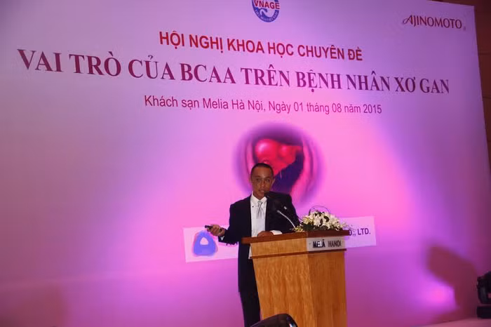 Ông Norio Sugiyama - đại diện Công ty Ajinomoto Pharmaceuticals Co., Ltd trình bày tại Hội nghị.
