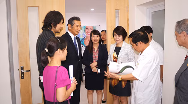 Bà Trần Thị My Lan, Phó tổng giám đốc Tập đoàn FLC giới thiệu với lãnh đạo Seirei các đơn vị y tế của Tập đoàn.