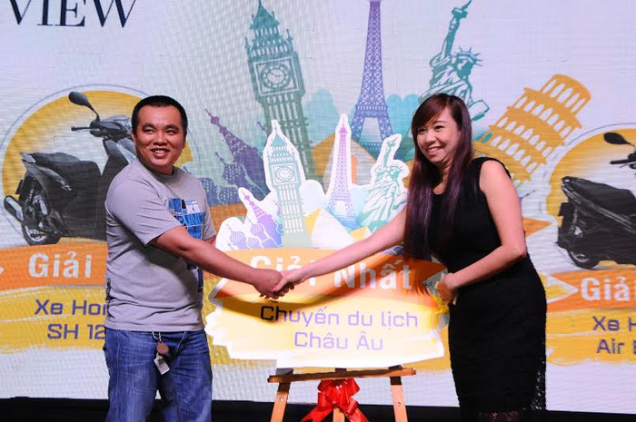 Bà Phạm Thị Minh Hiếu đại diện TNR Holdings Việt Nam trao giải nhất cho khách hàng may mắn Bà Phạm Thị Minh Hiếu đại diện TNR Holdings Việt Nam trao giải nhất cho khách hàng may mắn