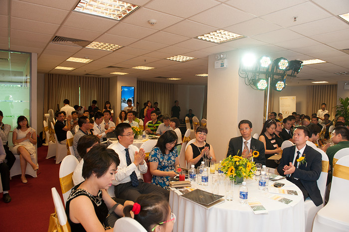 Đã có gần 300 khách hàng tới tham dự lễ mở bán và ngay trong ngày đầu tiên, 45 căn biệt thự đã có chủ.