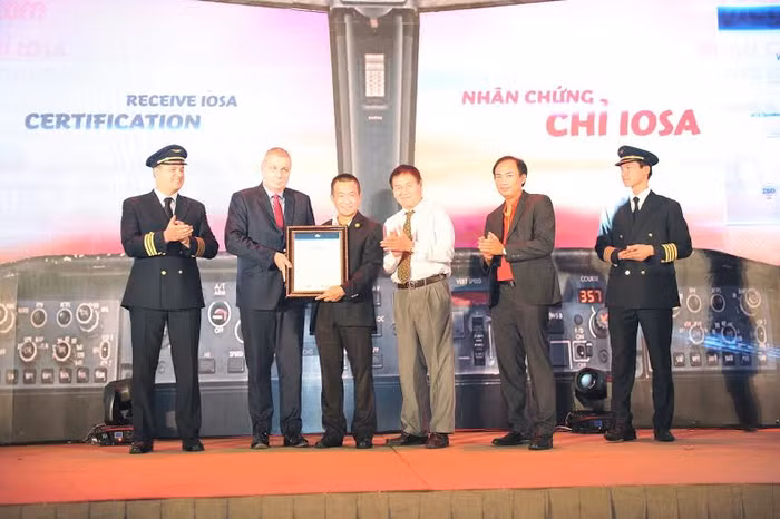 Đại diện Hiệp hội Vận tải Hàng không Quốc tế (IATA) đã trao Chứng nhận An toàn Vận hành IOSA (IATA Operational Safety Audit) cho hãng hàng không Vietjet.