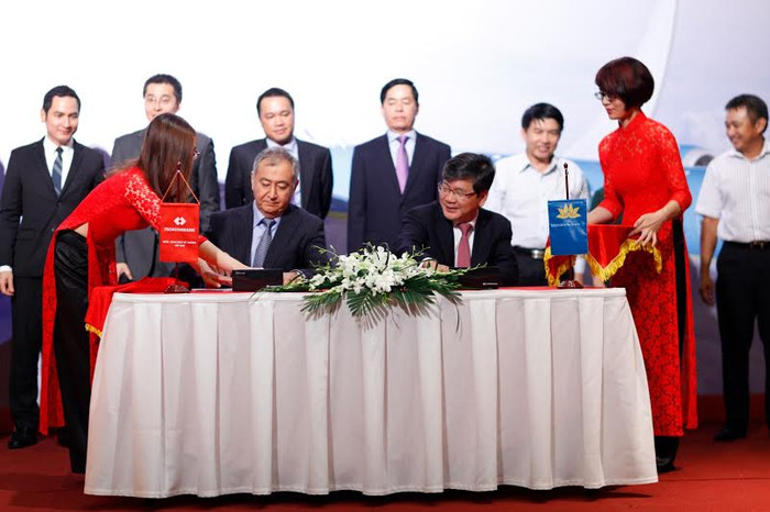 Tổng Giám đốc Techcombank và Vietnam Airline tiến hành ký hết Thỏa thuận hợp tác toàn diện.