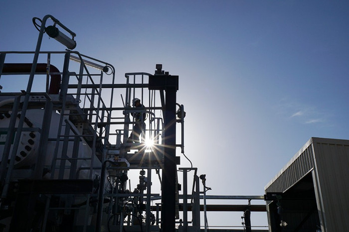 Cán bộ biệt phái của PVEP kiểm tra một hạng mục của Nhà máy xử lý tại Bir Seba. Cán bộ biệt phái của PVEP kiểm tra một hạng mục của Nhà máy xử lý tại Bir Seba.