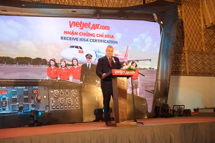 Ông Blair Cowles, Giám đốc an toàn và khai thác bay của IATA khu vực Châu Á-Thái Bình Dương cho biết, chứng chỉ IOSA là hệ thống thẩm định được công nhận toàn cầu nhằm đánh giá hệ thống quản lý và kiểm soát vận hành của một hãng hàng không.
