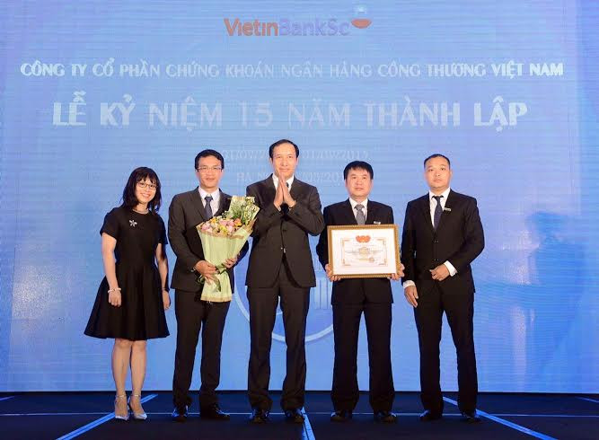 VietinBankSc nhận giấy khen của UBCKNN vì thành tích 15 năm đóng góp tích cực cho Thị trường chứng khoán. VietinBankSc nhận giấy khen của UBCKNN vì thành tích 15 năm đóng góp tích cực cho Thị trường chứng khoán.