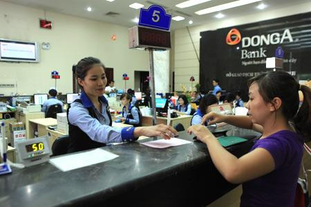 Giao dịch tại DongA Bank. (Nguồn: DongA Bank).