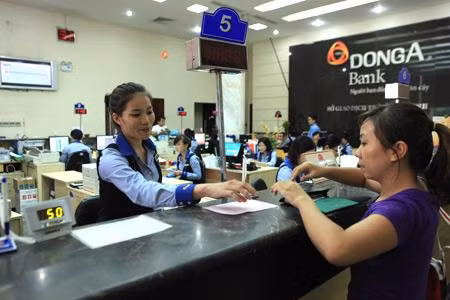 Giao dịch tại DongA Bank. (Nguồn: DongA Bank).