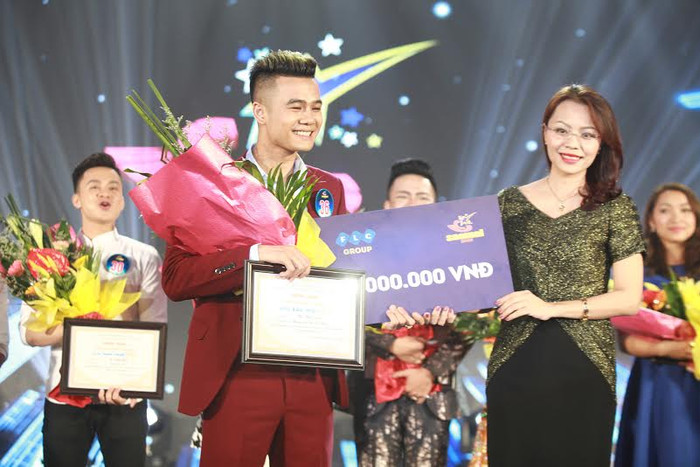 Bà Hương Trần Kiều Dung, Tổng Giám đốc Tập đoàn FLC trao phần thưởng cho thí sinh Nguyễn Đức Tiến – người được bình chọn nhiều nhất qua tin nhắn. Bà Hương Trần Kiều Dung, Tổng Giám đốc Tập đoàn FLC trao phần thưởng cho thí sinh Nguyễn Đức Tiến – người được bình chọn nhiều nhất qua tin nhắn.