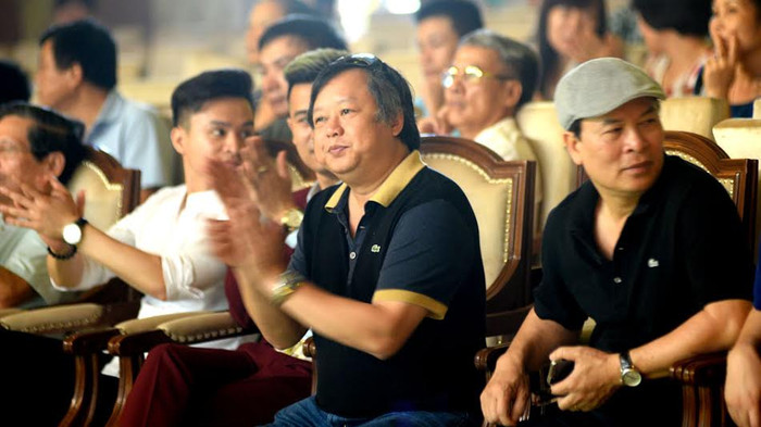 Nhạc sĩ Lương Ngọc Minh (người ngồi giữa), Giám đốc âm nhạc Sao Mai 2015. Nhạc sĩ Lương Ngọc Minh (người ngồi giữa), Giám đốc âm nhạc Sao Mai 2015.