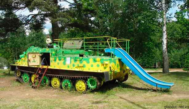 Cầu trượt cho trẻ em chế từ xe bọc thép Cầu trượt cho trẻ em chế từ xe bọc thép