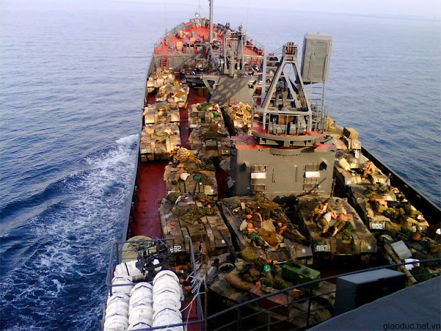 Tàu thủy chất đầy xe tăng Tàu thủy chất đầy xe tăng