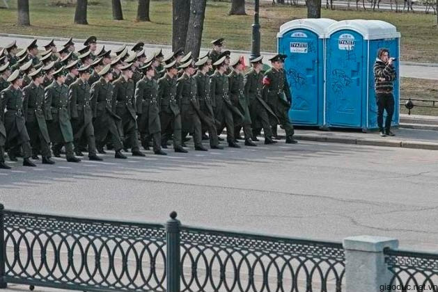 Chào điều lệnh buồn toilet hay người bên vệ đường Chào điều lệnh buồn toilet hay người bên vệ đường