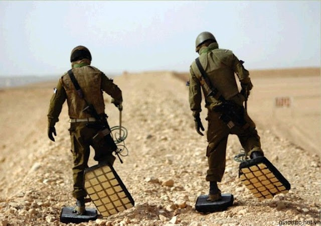 Chưa biết mìn nằm ở đâu nhưng lót chân như này cho chắc Chưa biết mìn nằm ở đâu nhưng lót chân như này cho chắc