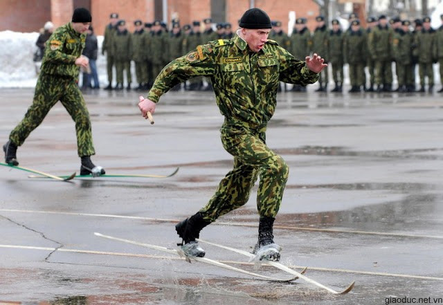 Thi trượt tuyết trên... sân bê tông Thi trượt tuyết trên... sân bê tông