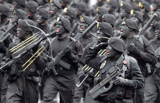 Vũ khí vừa thô sơ vừa hiện đại, da đen nhưng môi đỏ Vũ khí vừa thô sơ vừa hiện đại, da đen nhưng môi đỏ