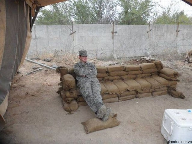 Ghế đi văng bằng bao cát gia cố công sự Ghế đi văng bằng bao cát gia cố công sự