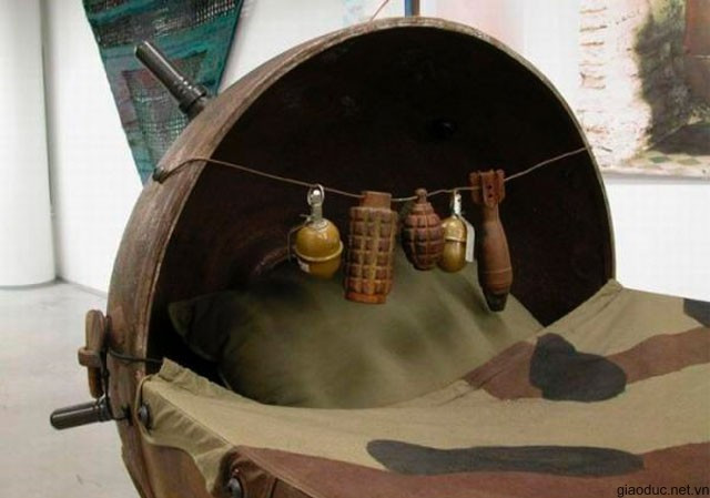 Giường ngủ phong các quân nhân, lựu đạn, súng cối treo ngay trên đầu Giường ngủ phong các quân nhân, lựu đạn, súng cối treo ngay trên đầu