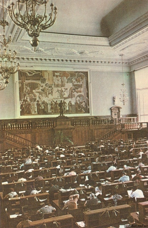 Bên trong một phòng đọc tập thể Bên trong một phòng đọc tập thể