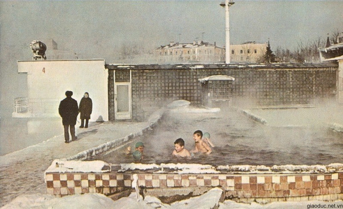 Trẻ con tắm trong bể nước nóng ngoài trời Trẻ con tắm trong bể nước nóng ngoài trời