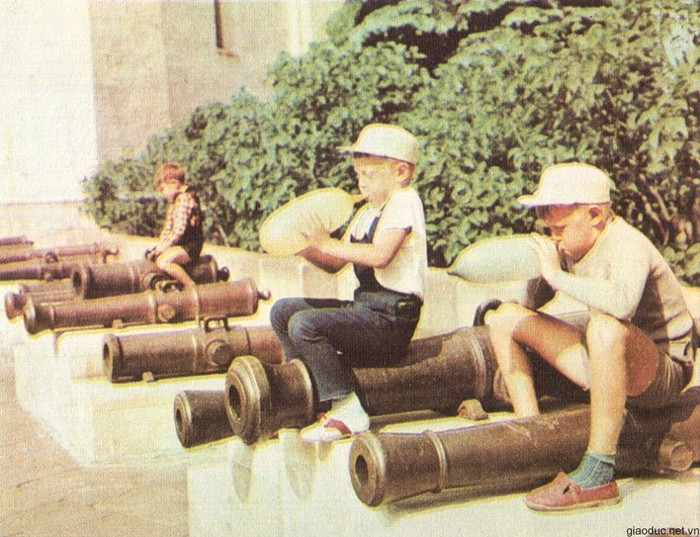 Trẻ em Moscow chơi đùa bên những khẩu đại bác cổ được trưng bày ngoài trời Trẻ em Moscow chơi đùa bên những khẩu đại bác cổ được trưng bày ngoài trời