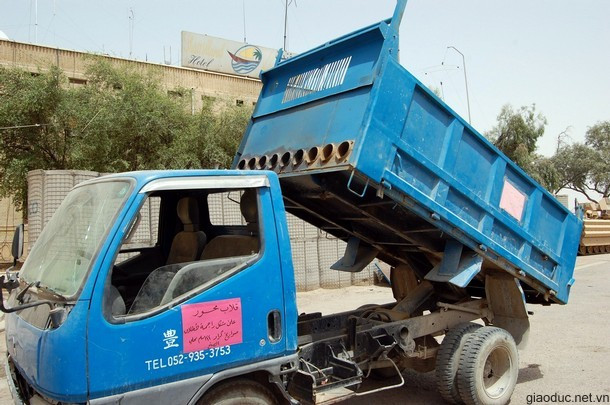 Xe ben lắp thêm dàn tên lửa để phòng thủ? Xe ben lắp thêm dàn tên lửa để phòng thủ?