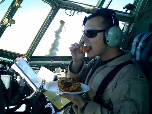 Vừa ăn vừa lái máy bay, rất may không trúng tên lửa của đối phương