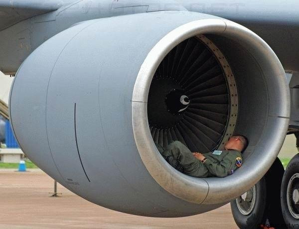 Tranh thủ đánh giấc trưa nghỉ ngơi trong động cơ máy bay Tranh thủ đánh giấc trưa nghỉ ngơi trong động cơ máy bay