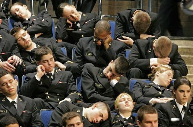 Những quân nhân này chán ốm vì phải ngồi quá lâu Những quân nhân này chán ốm vì phải ngồi quá lâu