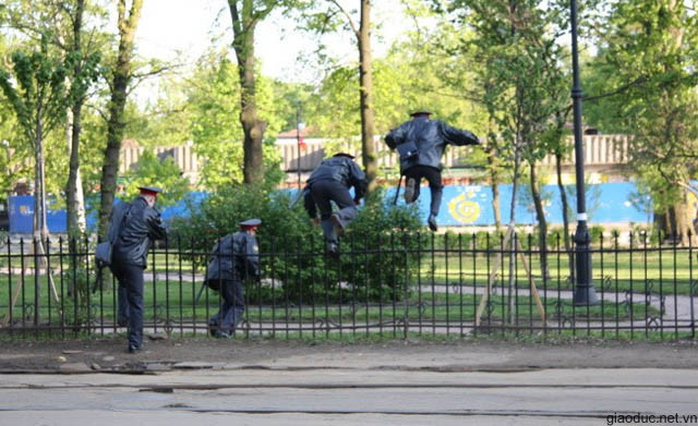 A lê hấp nhảy vào thôi anh em ơi A lê hấp nhảy vào thôi anh em ơi