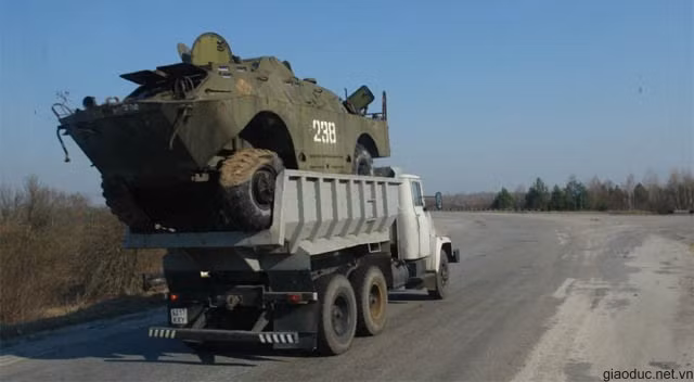 Xe tải dân dụng cũng cõng được xe bọc thép