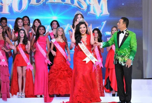 Phan Hoàng Thu nhận vương miện Hoa hậu Đông Nam Á trong đêm chung kết cuộc thi Hoa hậu Du lịch Quốc tế tối 31/12/2013. (ảnh VNE) Phan Hoàng Thu nhận vương miện Hoa hậu Đông Nam Á trong đêm chung kết cuộc thi Hoa hậu Du lịch Quốc tế tối 31/12/2013. (ảnh VNE)