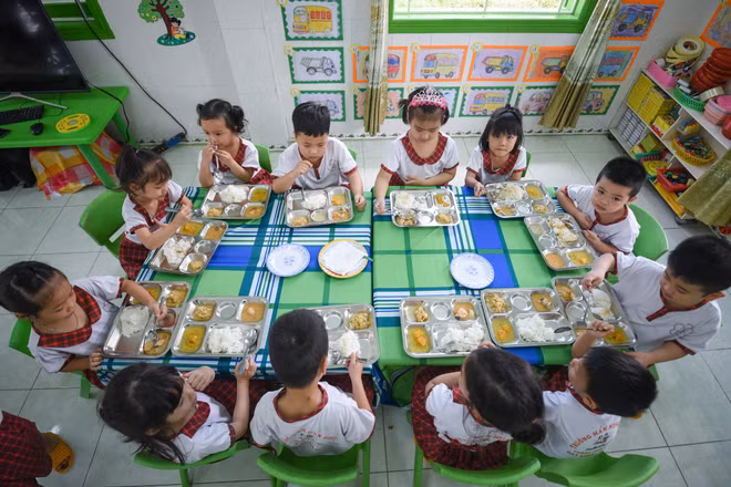 Bữa ăn học đường không chỉ cần no, an toàn mà phải được chuẩn hóa để nâng cao tầm vóc người Việt 
