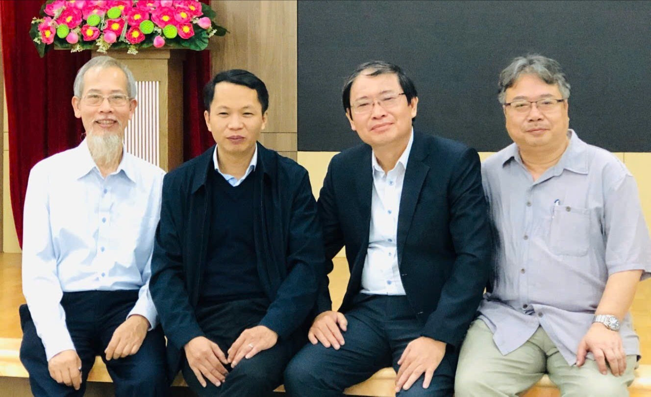 Từ trái qua phải lần lượt là: Phó Giáo sư, Tiến sĩ Phan Huy Dũng (Chủ biên); Phó Giáo sư, Tiến sĩ Hà Văn Minh (Tác giả); Phó Giáo sư, Tiến sĩ Bùi Mạnh Hùng (Tổng chủ biên); Phó Giáo sư, Tiến sĩ Đỗ Hải Phong (Tác giả). Ảnh: NVCC e738d7409b332d6d7422.jpg