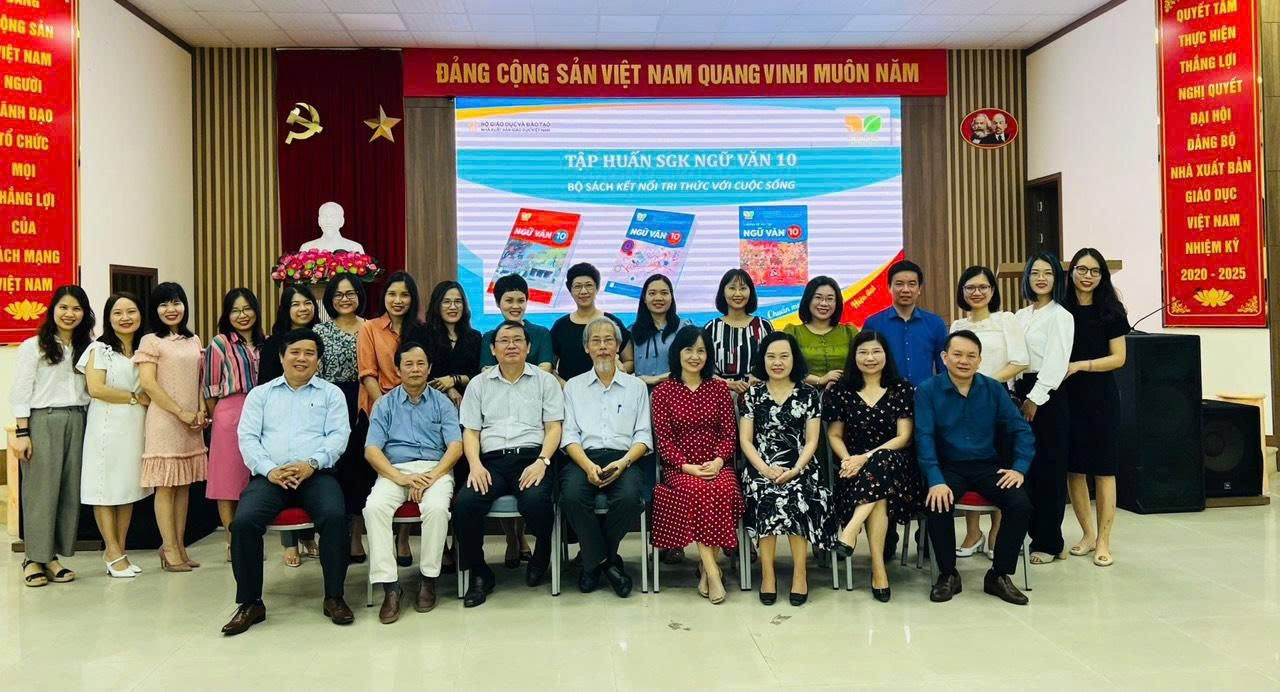 Tập thể đội ngũ tác giả và biên tập viên tham gia biên soạn sách giáo khoa Ngữ văn bậc trung học phổ thông. a11fe70f937c25227c6d.jpg