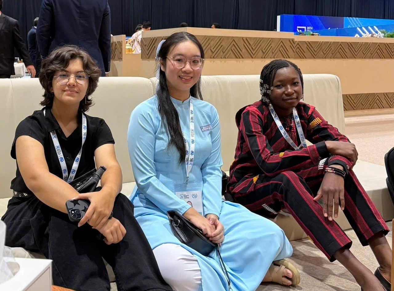 Minh Khuê cùng thí sinh đến từ Thổ Nhĩ Kỳ giành giải Nhất (bên trái) và thí sinh đến từ Burkina Faso, một quốc gia ở Tây Phi giành giải Ba (bên phải). Ảnh: NVCC. 2753665031306205549.jpg