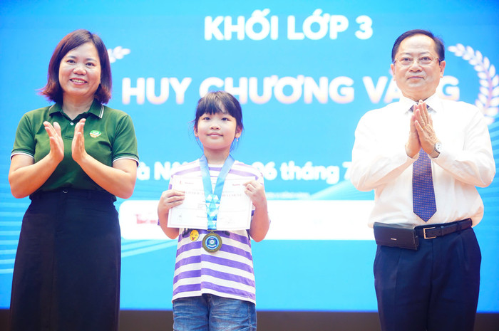 Ban tổ chức trao giải cho thí sinh đoạt giải. 998581190a71bc2fe560.jpg