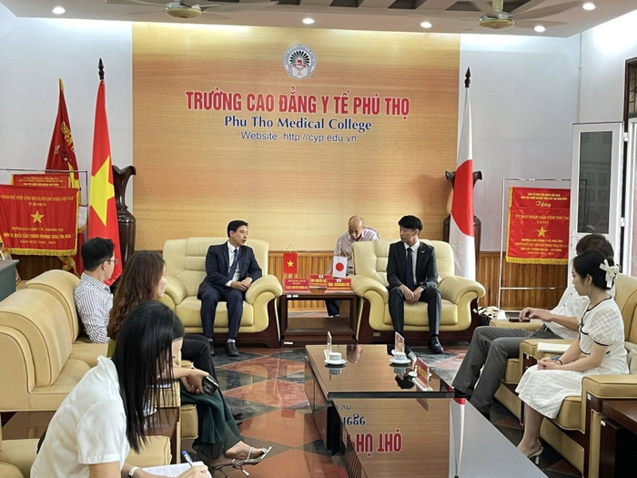 Ngày 01/10, Cao đẳng Y tế Phú Thọ đón tiếp, làm việc với phái đoàn cấp cao từ Đại sứ quán Nhật Bản tại Việt Nam và Tập đoàn Y tế xã hội Aijinkai Nhật Bản. 1.jpg