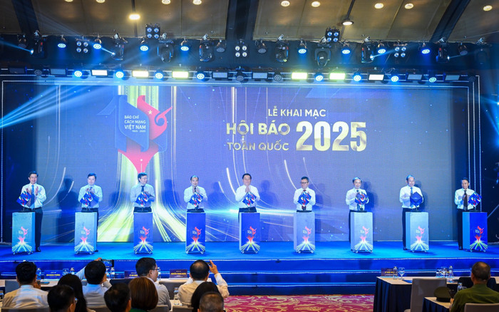 Các đại biểu bấm nút chính thức khai mạc Hội báo Toàn quốc năm 2025. 11.jpg